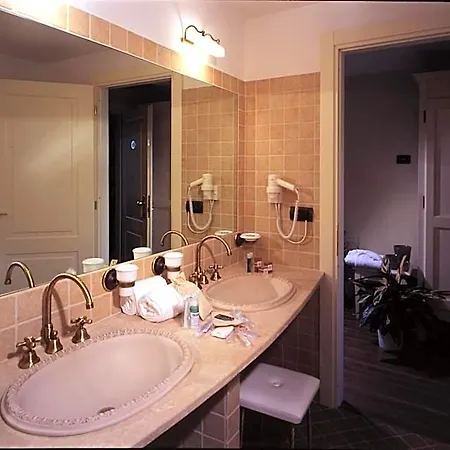 Relais Bella Rosina Pool & מלון La Cassa