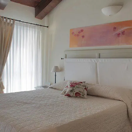 Relais Bella Rosina Pool & מלון